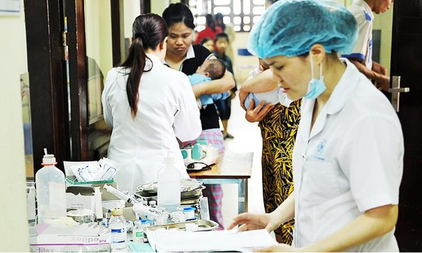 Các bệnh viện đang thiếu một số loại thuốc và trang thiết bị phục vụ khám, chữa bệnh. Ảnh: BẮC SƠN.