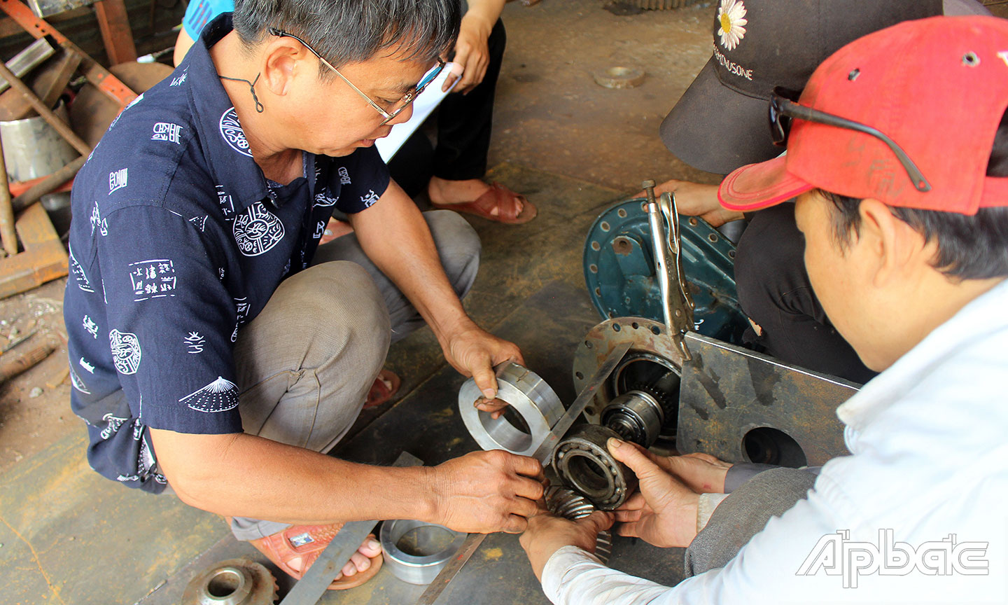 Anh Thái tỉ mỉ hoàn thành từng công đoạn sáng chế.
