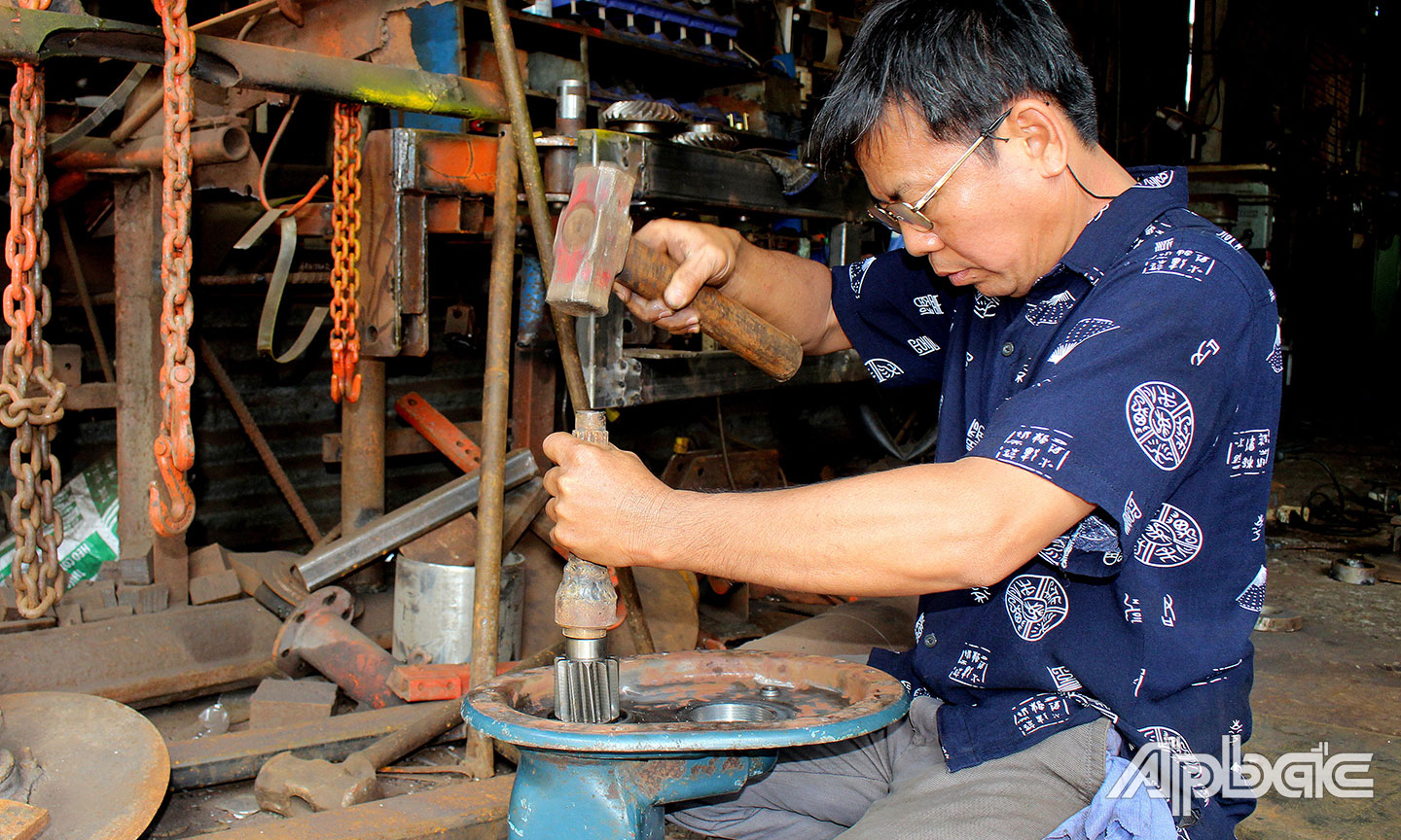 Anh Dương Quốc Thái tỉ mỉ hoàn thành các công đoạn sáng chế.	