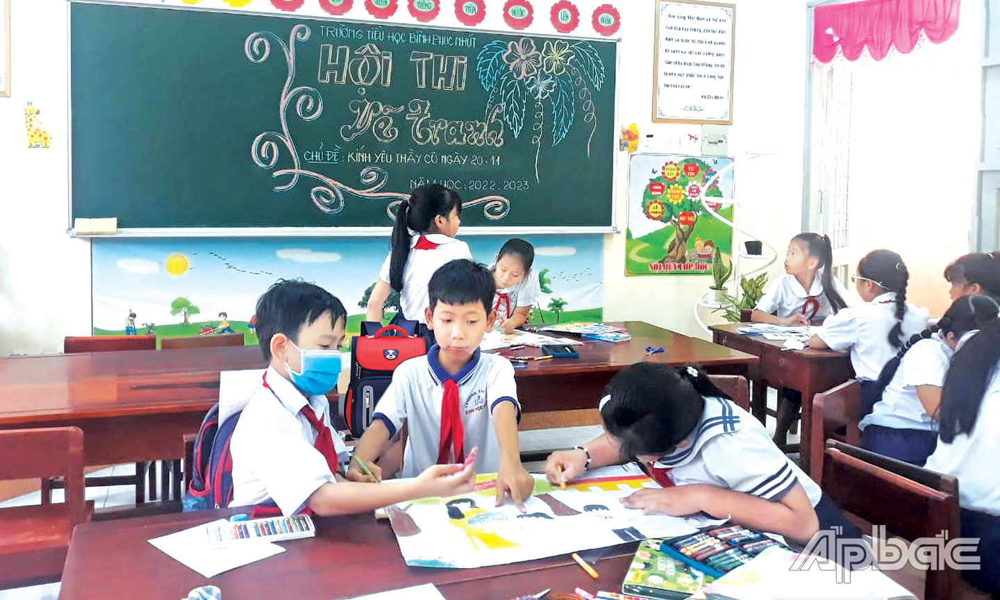 Học sinh Trường Tiểu học Bình Phục Nhứt, huyện Chợ Gạo tham gia Hội thi Vẽ tranh chào mừng  40 Ngày Nhà giáo Việt Nam do nhà trường tổ chức.