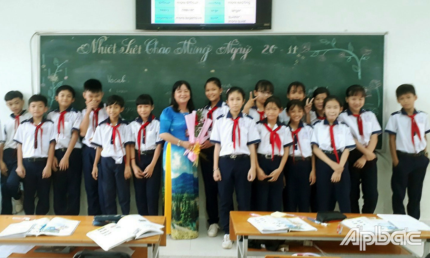 Học sinh tặng hoa tri ân cô Trang nhân Ngày Nhà giáo Việt Nam 20-11.