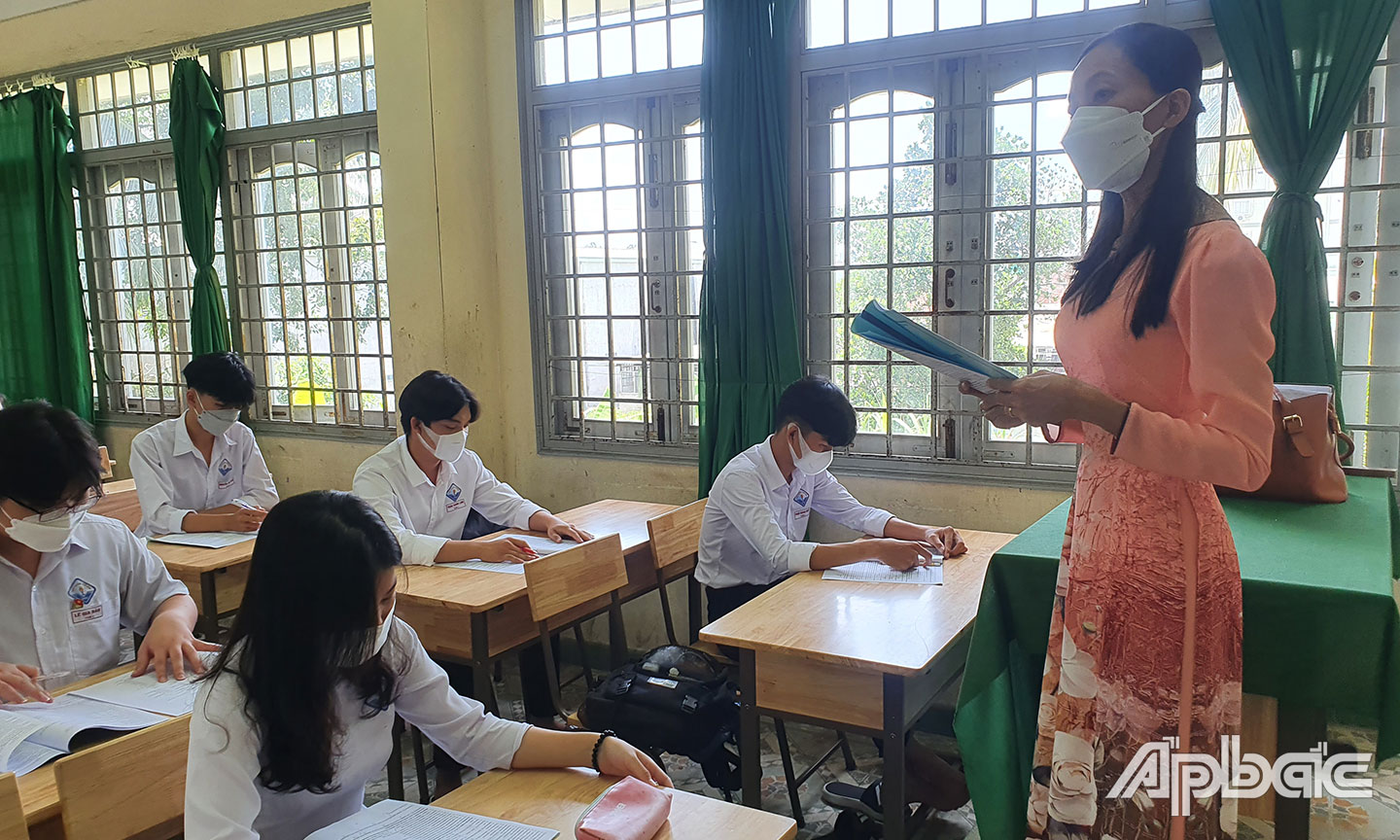  Giờ học Tiếng Anh tại Trường THPT Huỳnh Văn Sâm, huyện Cai Bè. 
