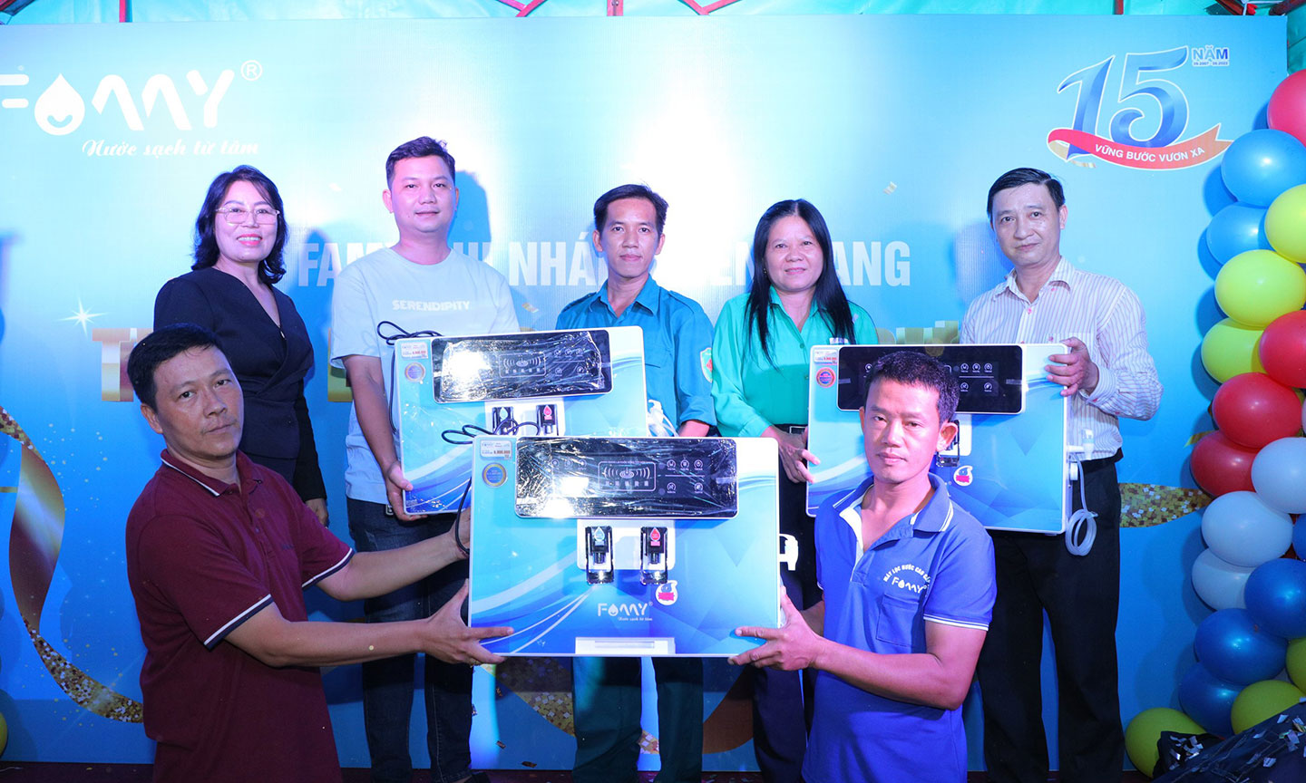 Công ty tặng máy lọc nước UBND phường 6 và công đoàn Khu công nghiệp.