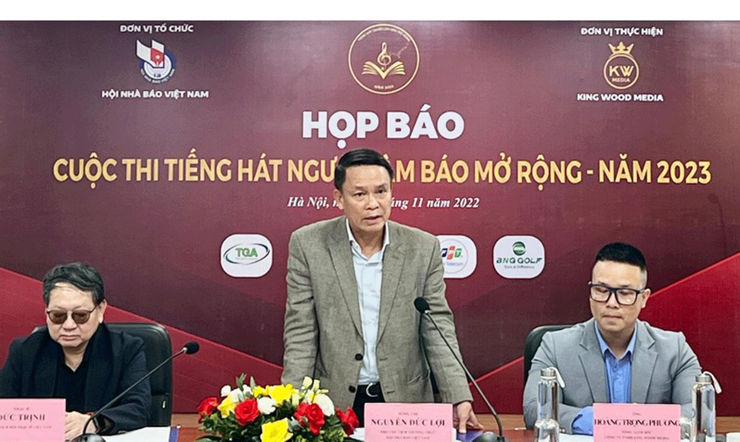 Ban tổ chức cuộc thi trả lời các câu hỏi của phóng viên tại cuộc họp báo.