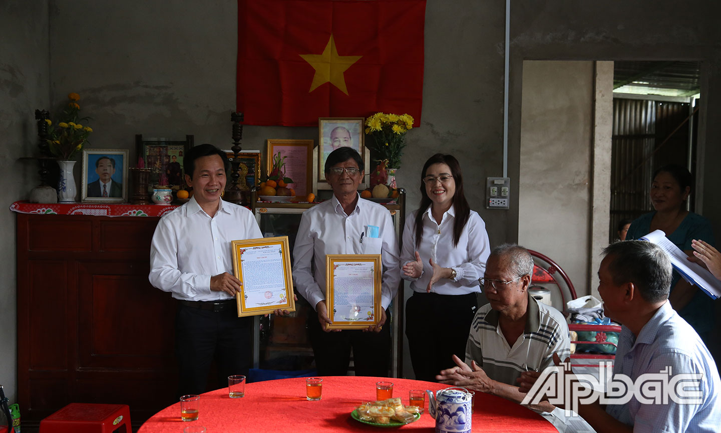 UBND xã Mỹ Thành Nam trao thư cảm ơn với Báo Ấp Bắc và Công ty Sổ xố Tiền Giang.