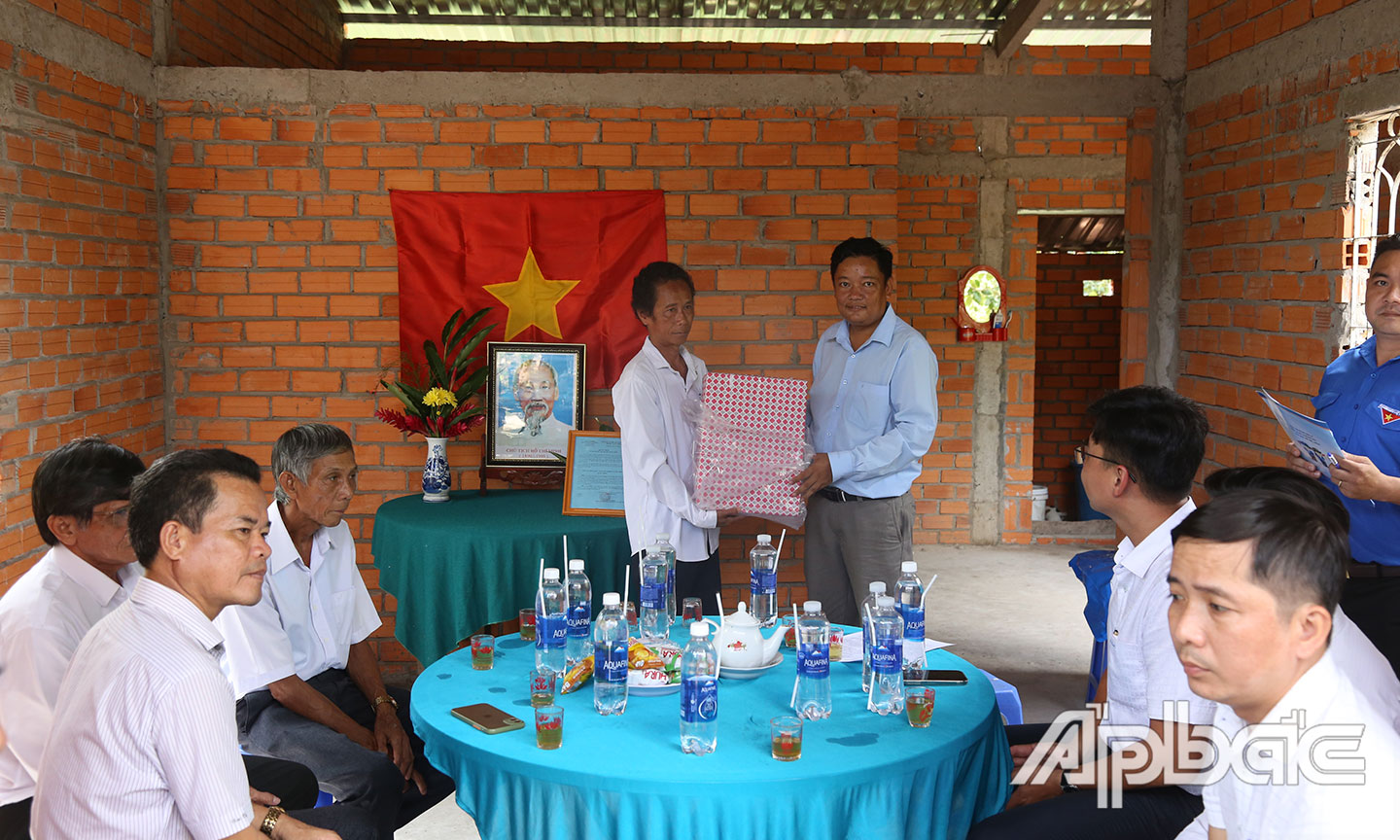 Địa phương xã Ngũ Hiệp tặng quà anh Song.
