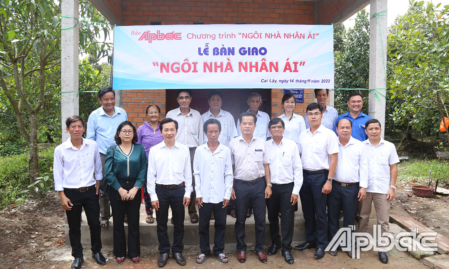 Các đại biểu chụp ảnh lưu niệm căn nhà mới anh Song.