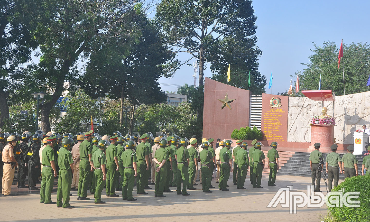 Cán bộ, chiến sĩ tham dự.