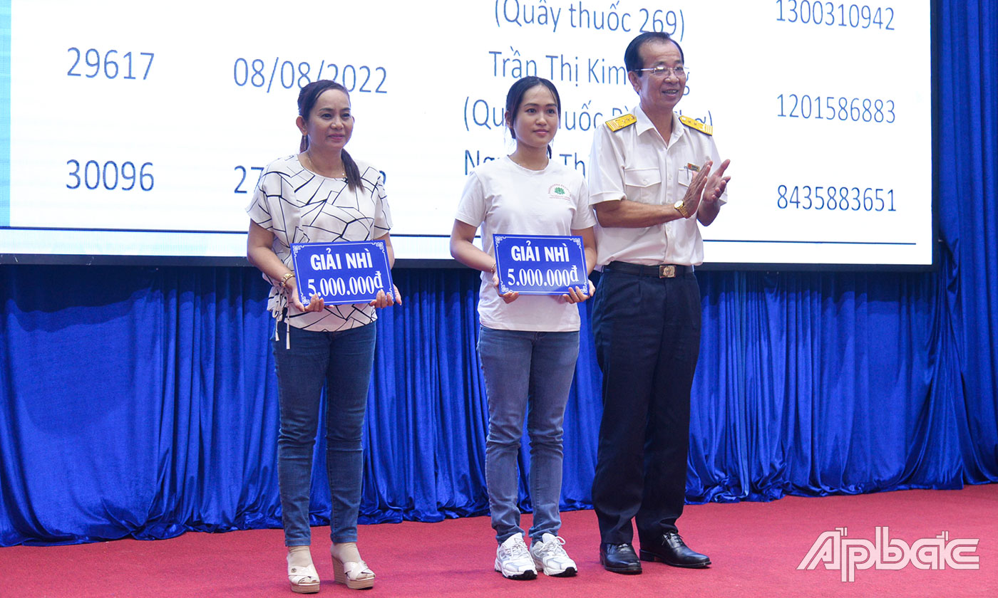 Các cá nhân, hộ kinh doanh may mắn trúng thưởng giải Nhì.