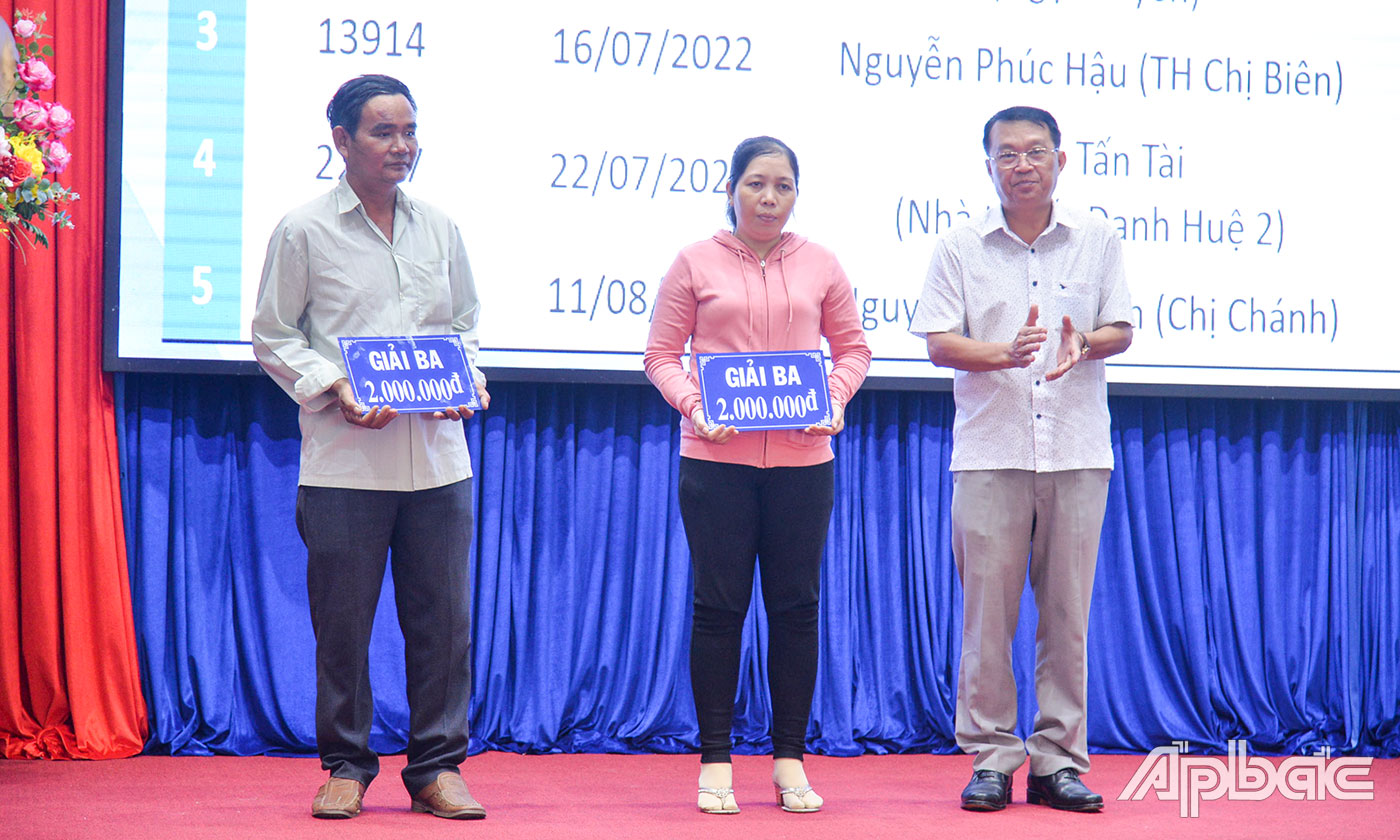 Các cá nhân, hộ kinh doanh may mắn trúng thưởng giải Ba.