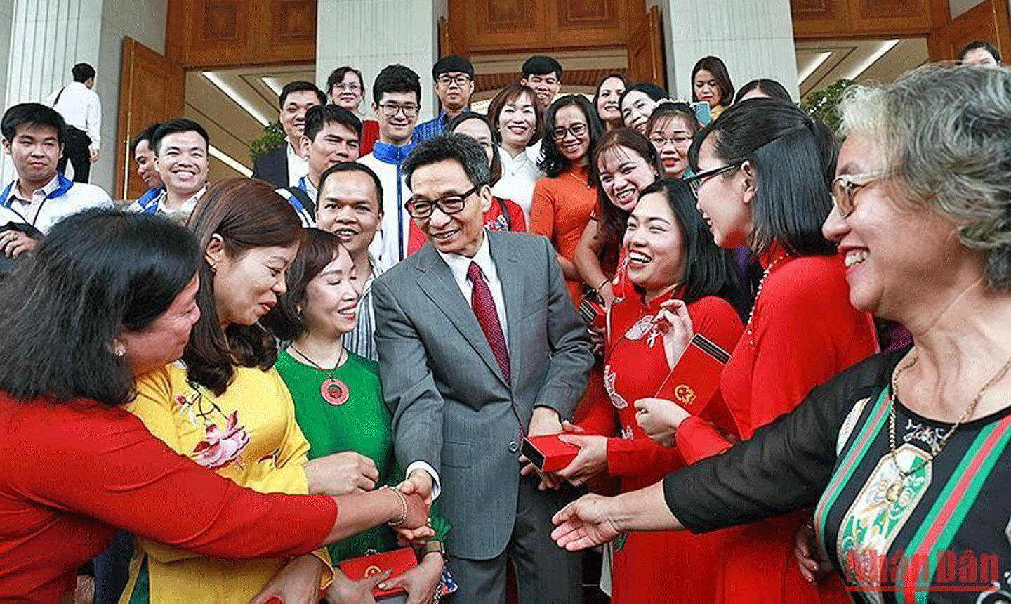 Phó Thủ tướng Vũ Đức Đam cùng các đại biểu chương trình “Chia sẻ cùng thầy cô” năm 2022.
