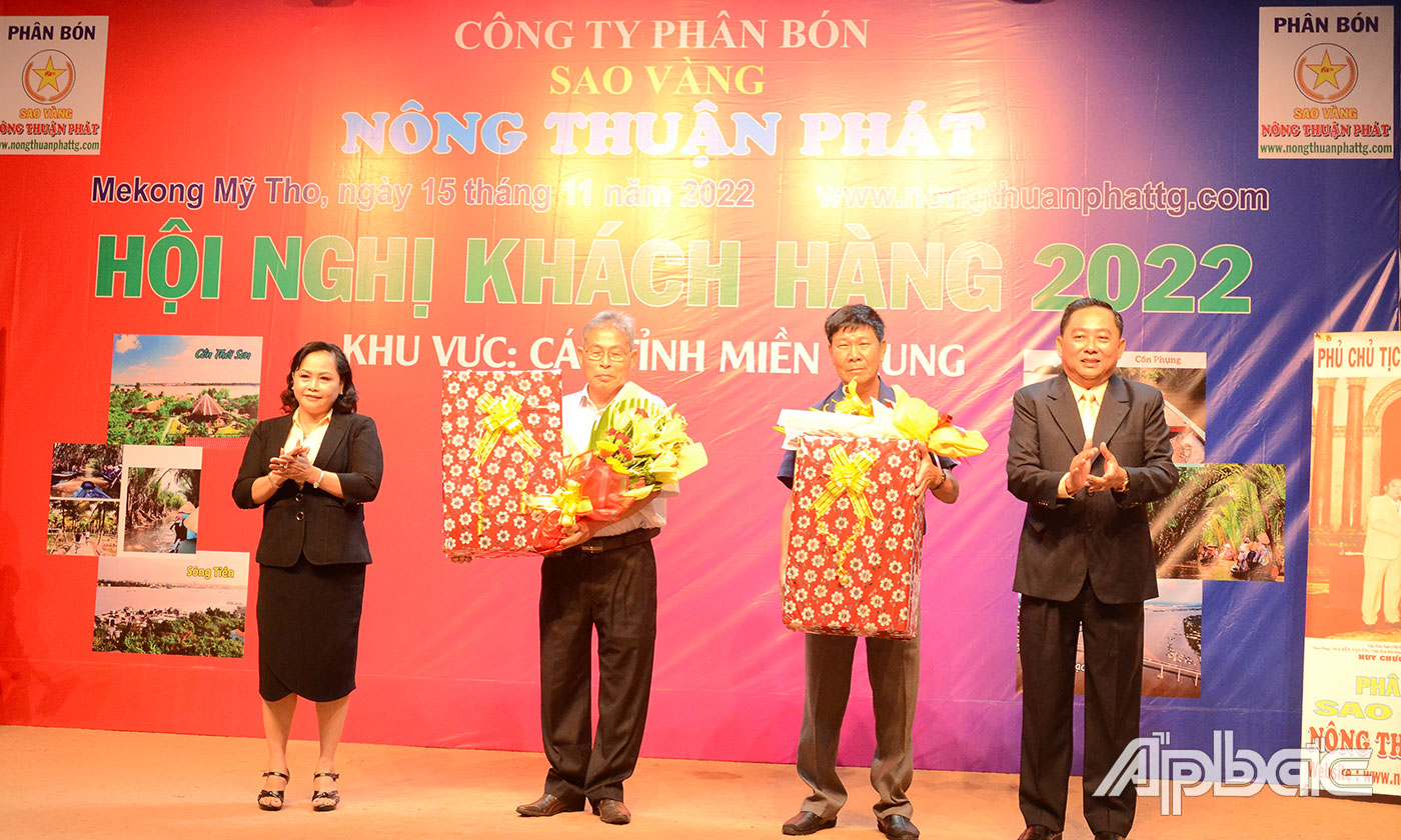 Tặng hoa cho các đại lý.