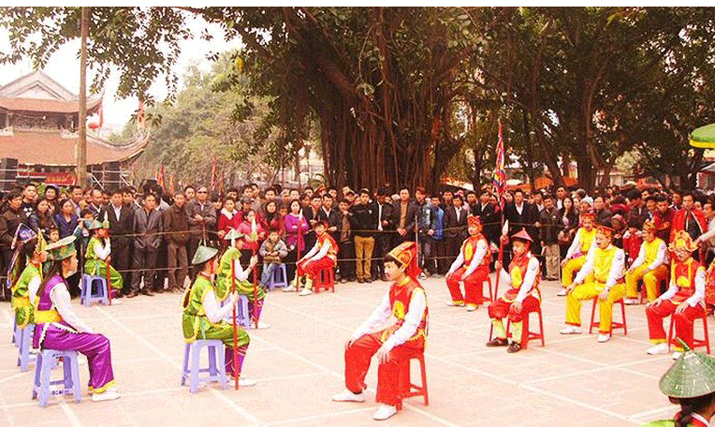 Lễ hội truyền thống đầu xuân là dịp thu hút du khách các vùng miền. Ảnh: QUANG HƯNG