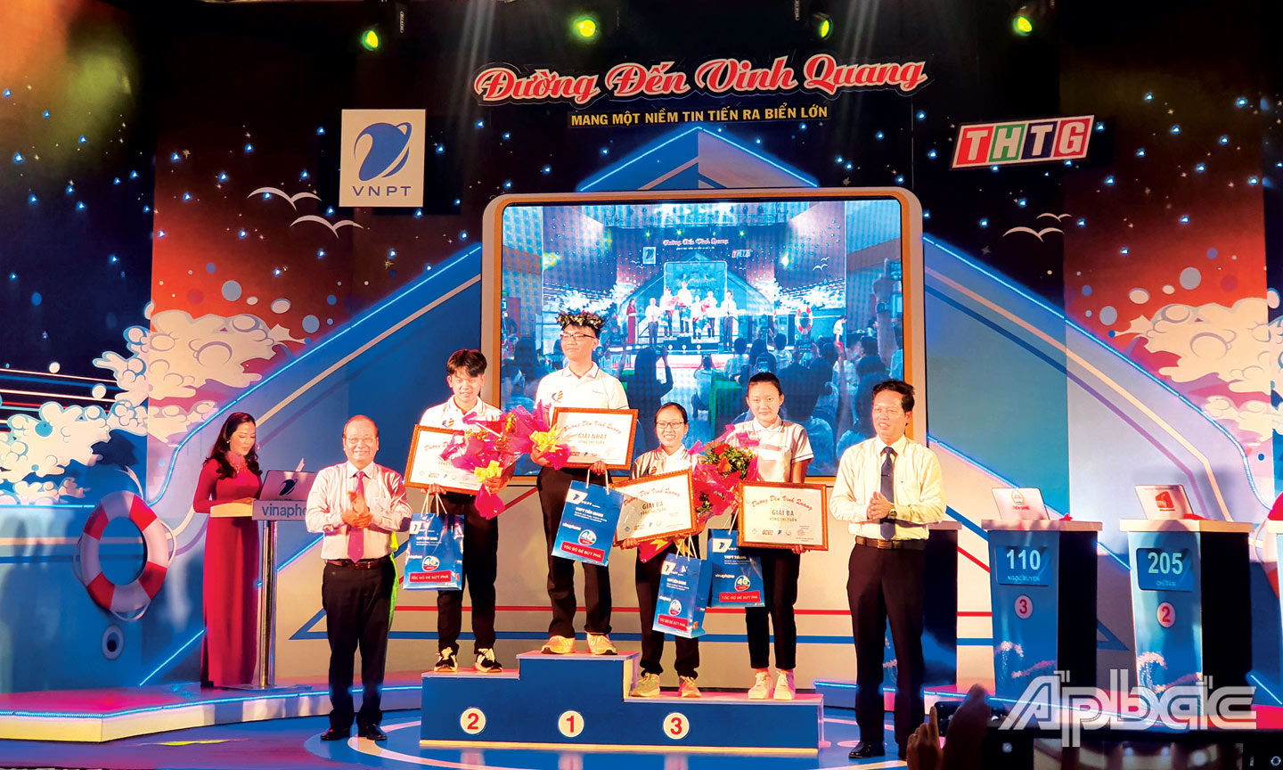 Phó Chủ tịch UBND tỉnh Nguyễn Thành Diệu trao giải cho các thí sinh kỳ phát sóng đầu tiên của Chương trình 