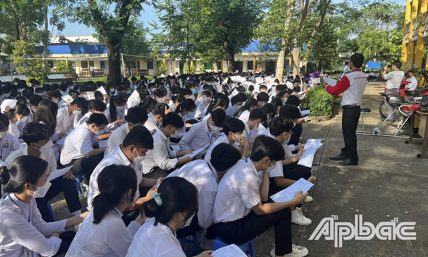 Tuyên truyền kiến thức đảm ATGT.