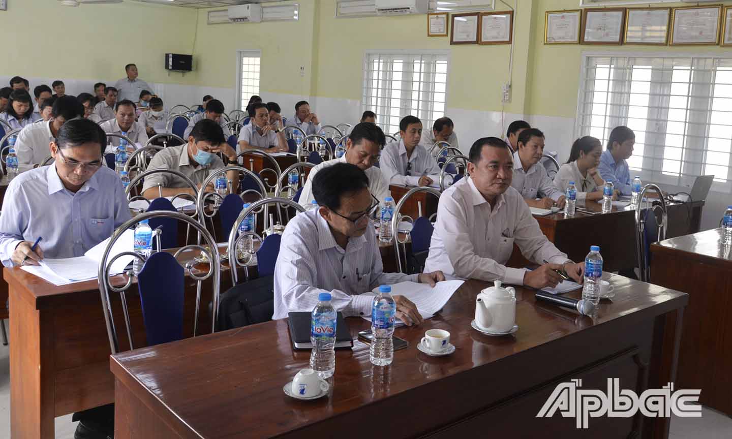 Các đại biểu làm việc tại hội nghị.