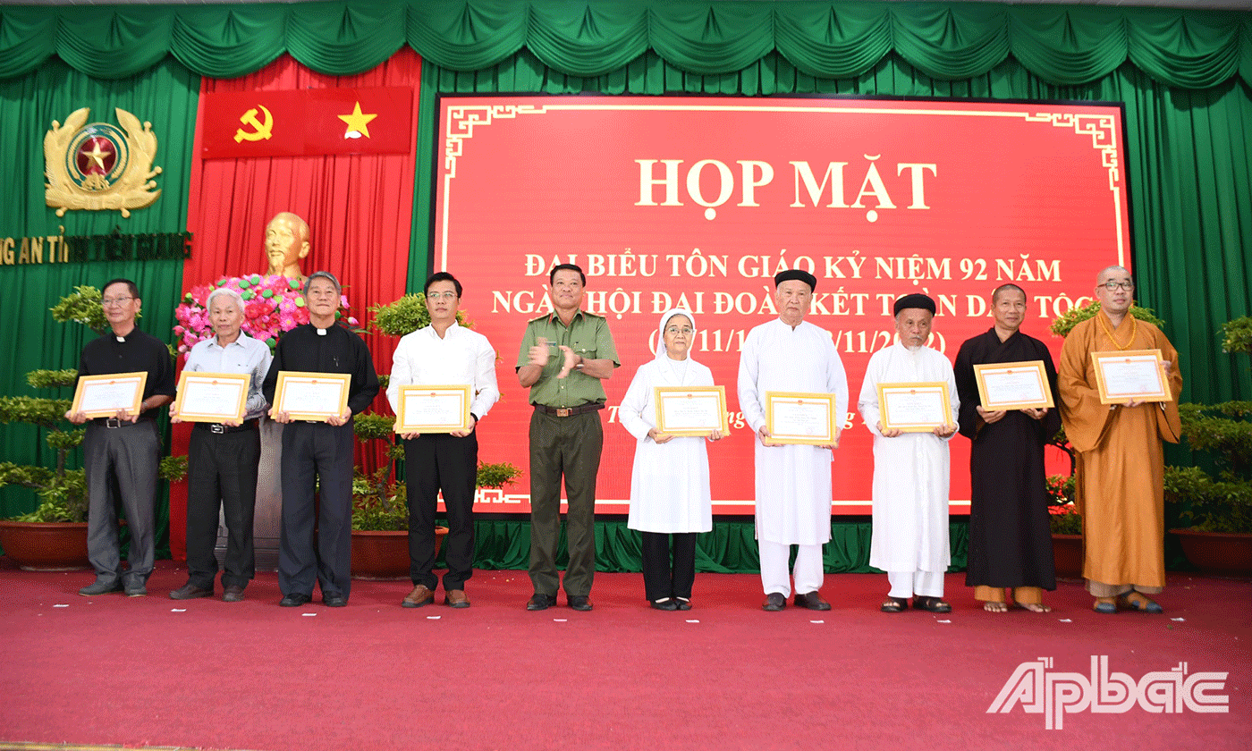Các tập thể có thành tích trong phong trào Toàn dân bảo vệ an ninh Tổ quốc năm 2022 nhận Giấy khen của Công an tỉnh.