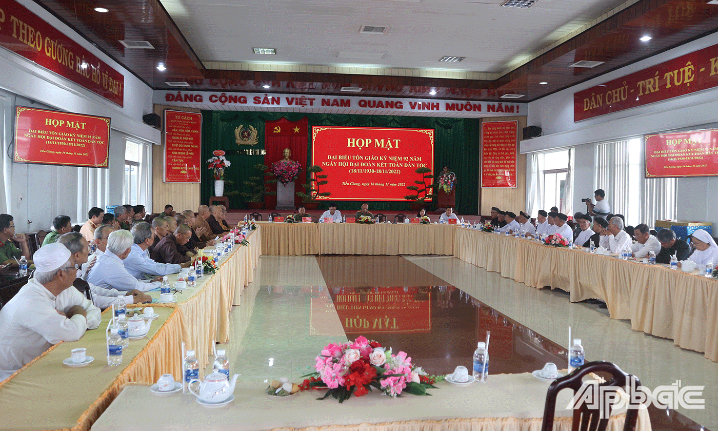 Quang cảnh buổi họp mặt đại biểu tôn giáo Kỷ niệm 92 năm Ngày hội Đại đoàn kết toàn dân tộc