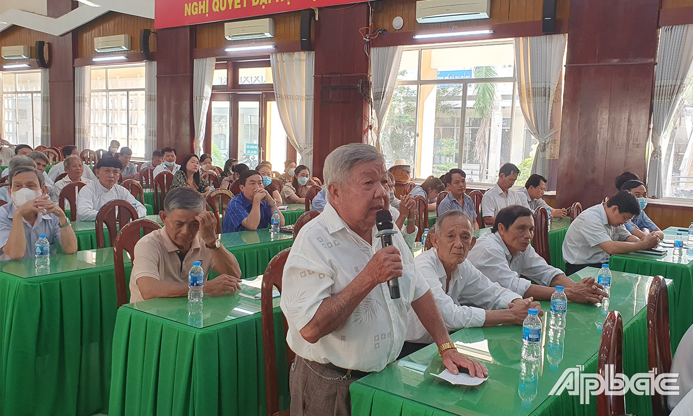 Cử tri huyện Cái Bè phát biểu ý kiến tại buổi tiếp xúc
