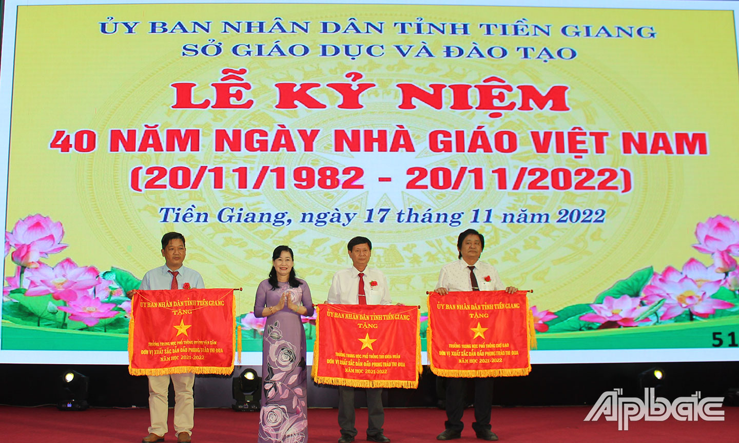 Đồng chí Châu Thị Mỹ Phương trao Cờ thi đua của UBND tỉnh tặng cho các tập thể xuất sắc năm học 2021 - 2022. 