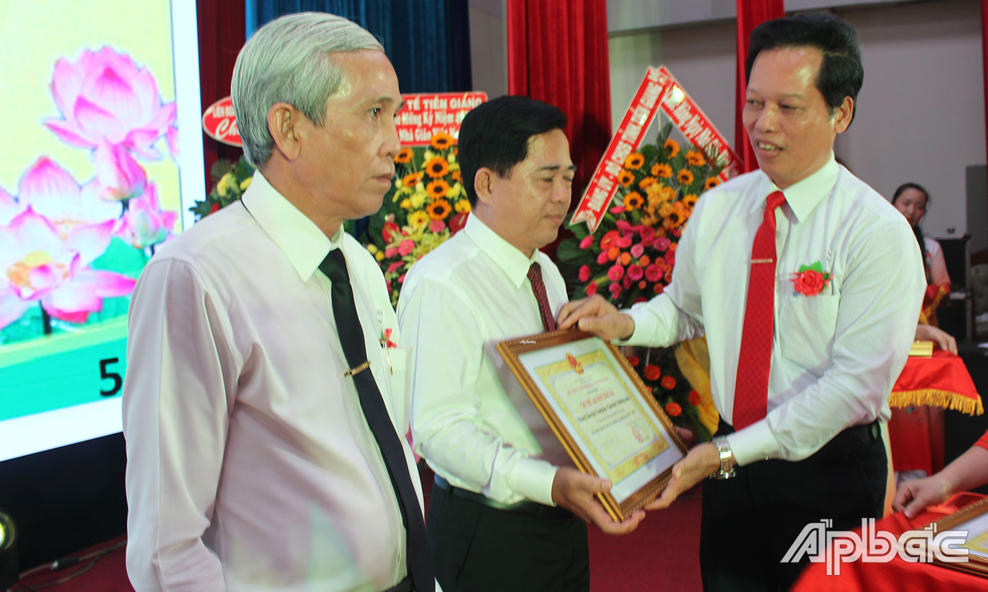 Phó Chủ tịch UBND tỉnh Tiền Giang Nguyễn Thành Diệu trao Bằng Khen cho các tập thể đạt thành tích Tập thể lao động xuất sắc