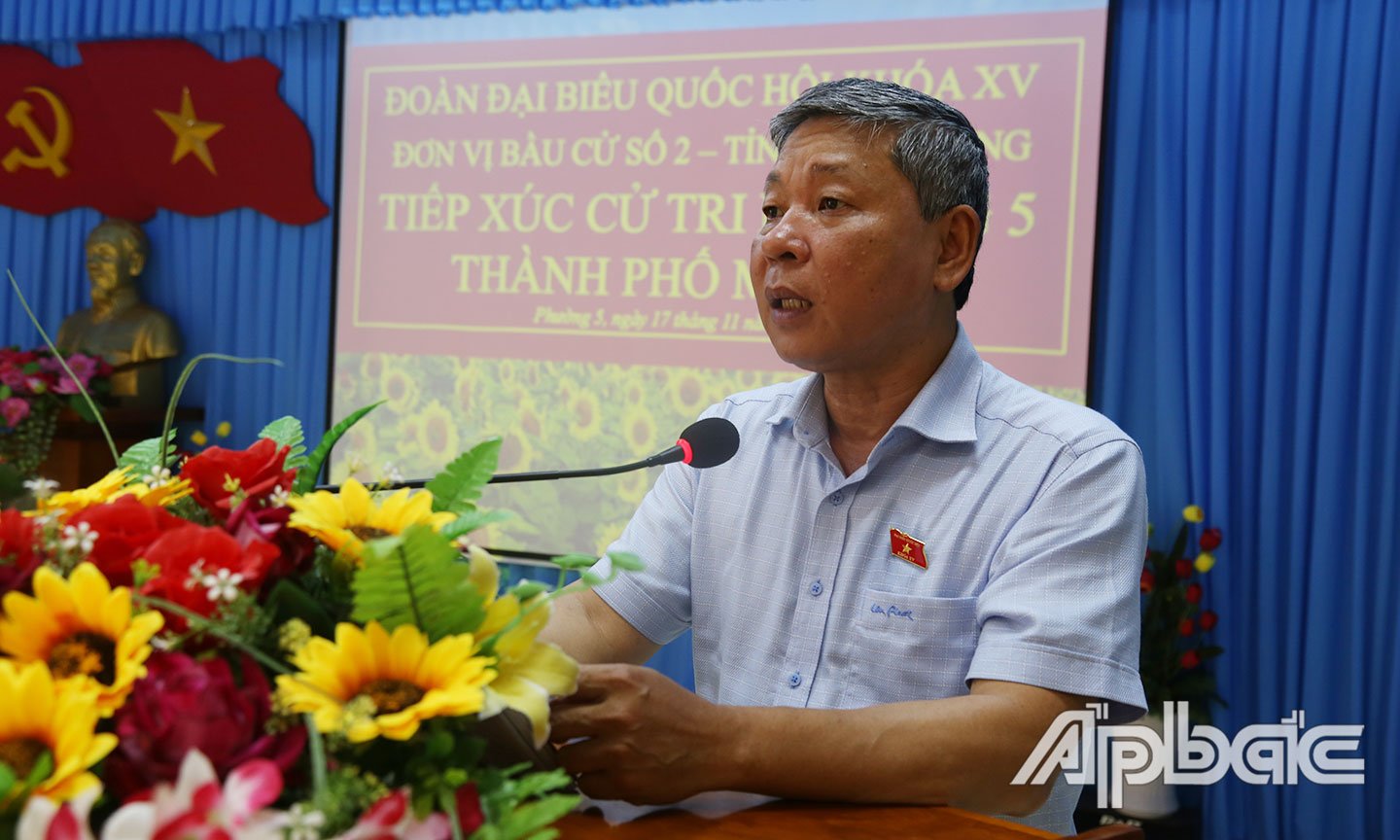Đại biểu Nguyễn Hoàng Mai trả lời các ý kiến của cử tri