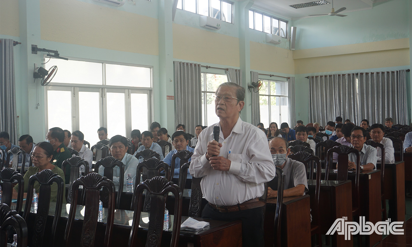 Cử tri TX. Cai Lậy phát biểu ý kiến tại buổi tiếp xúc