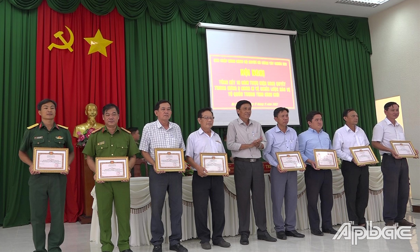 đồng chí Đinh Tấn Hoàng khen thưởng các tập thể
