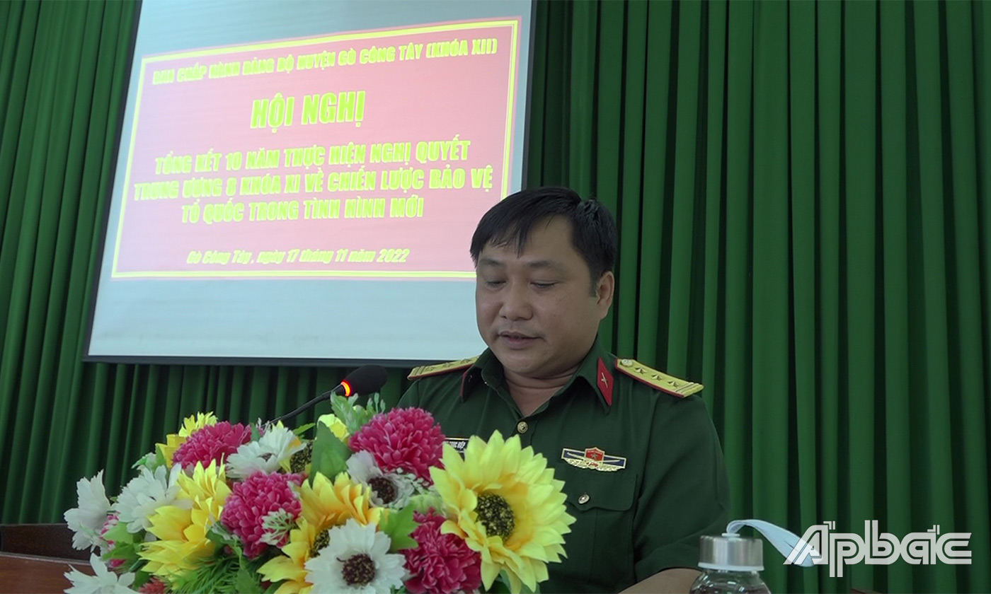 Lãnh đạo Công an, Quân sự huyện phát biểu tại hội nghị