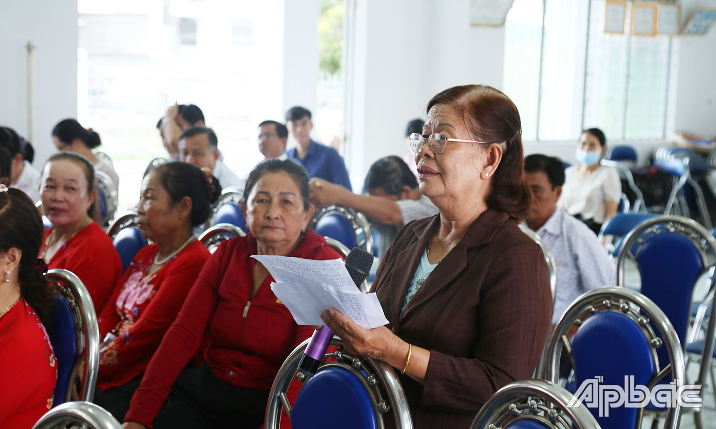 Cử tri huyện Tân Phước phát biểu ý kiến tại buổi tiếp xúc.