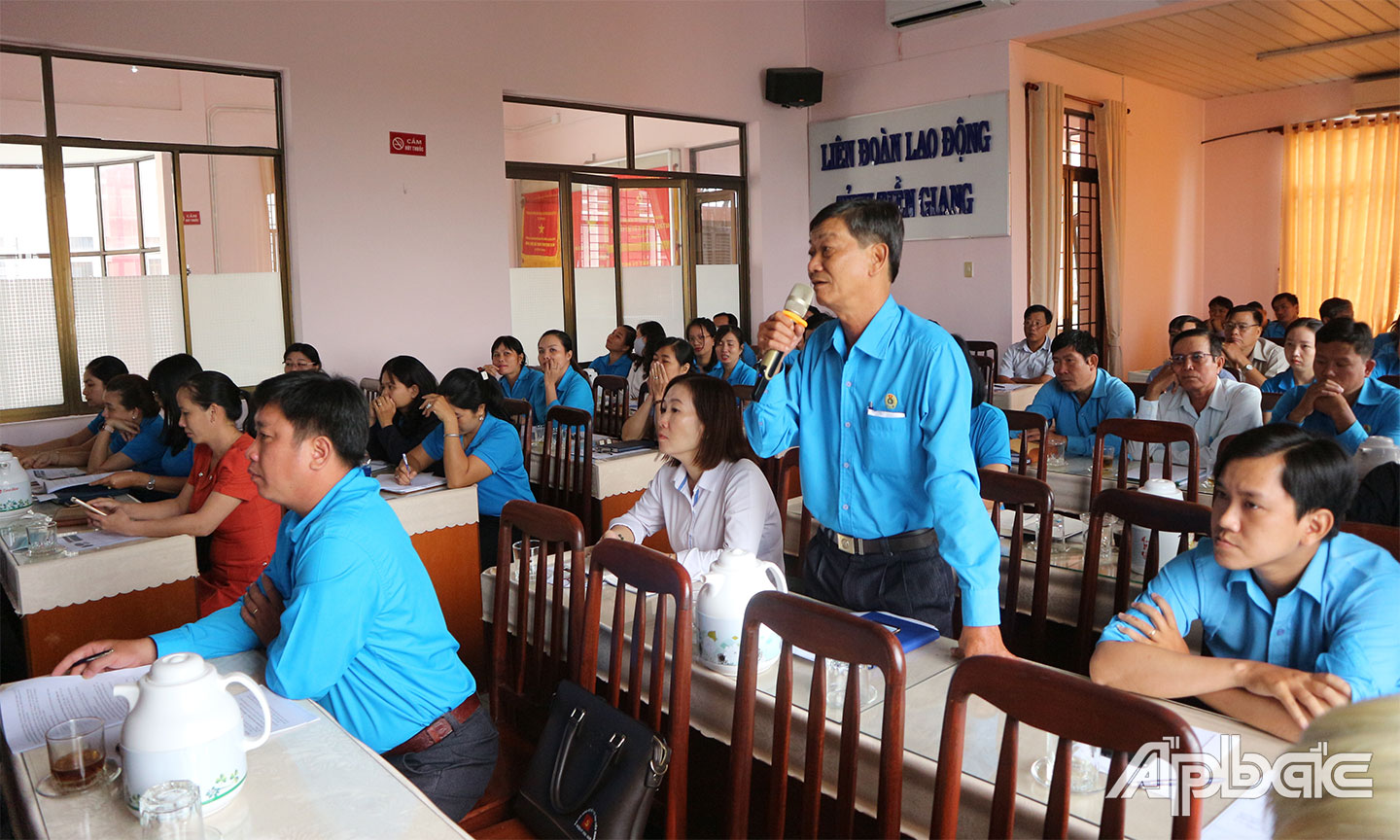 Cán bộ CĐ trình bày ý kiến tại Hội nghị tập huấn triển khai những nội dung cơ bản của Bộ Luật Lao động năm 2019.