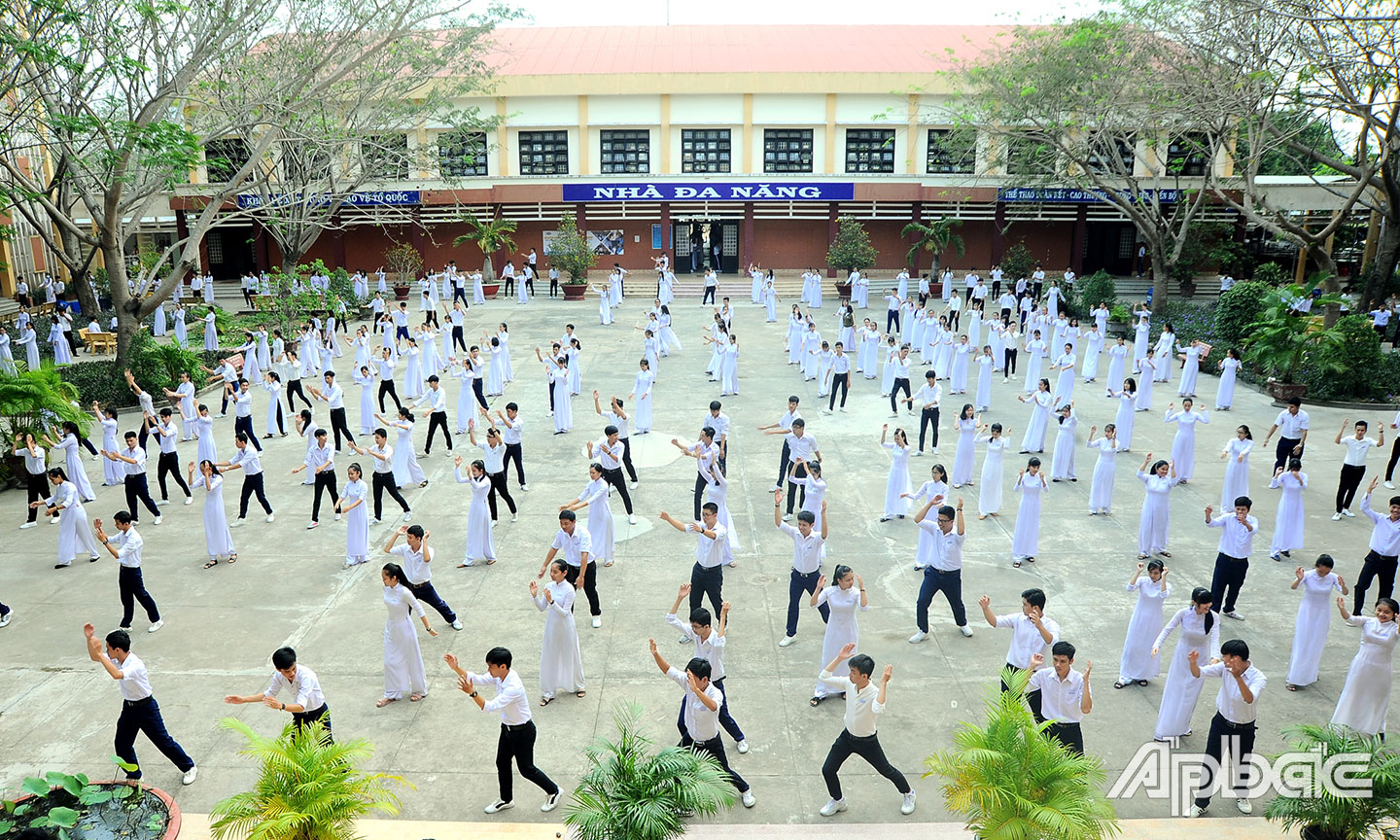 Thể dục giữa giờ ở Trường THPT Vĩnh Bình.                                                                                                                                                                                                                                                              Ảnh: DUY SƠN