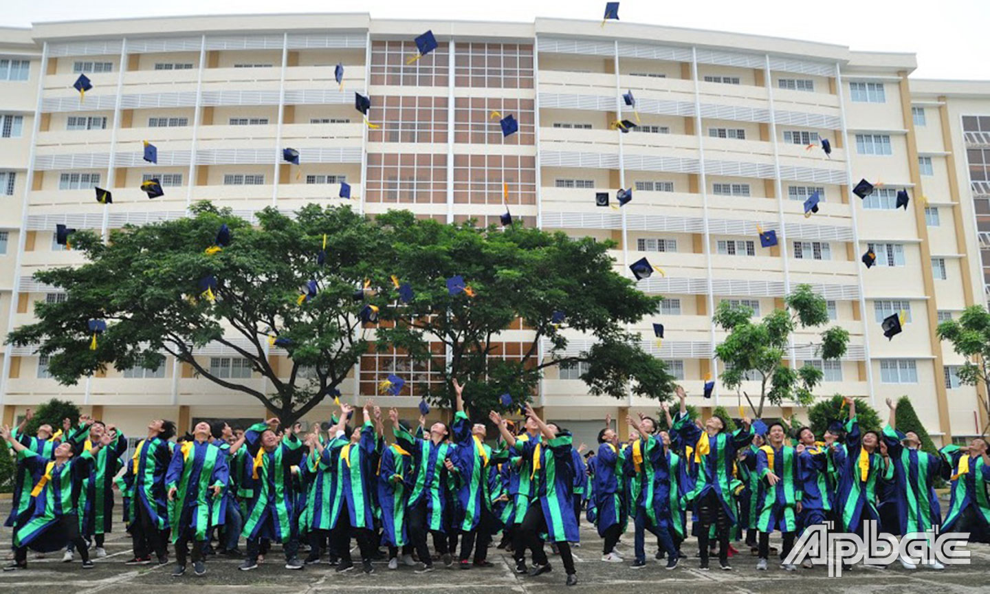 Niềm vui của HS-SV Trường CĐ Tiền Giang trong ngày nhận Bằng tốt nghiệp.                                              Ảnh: Hoài Thương