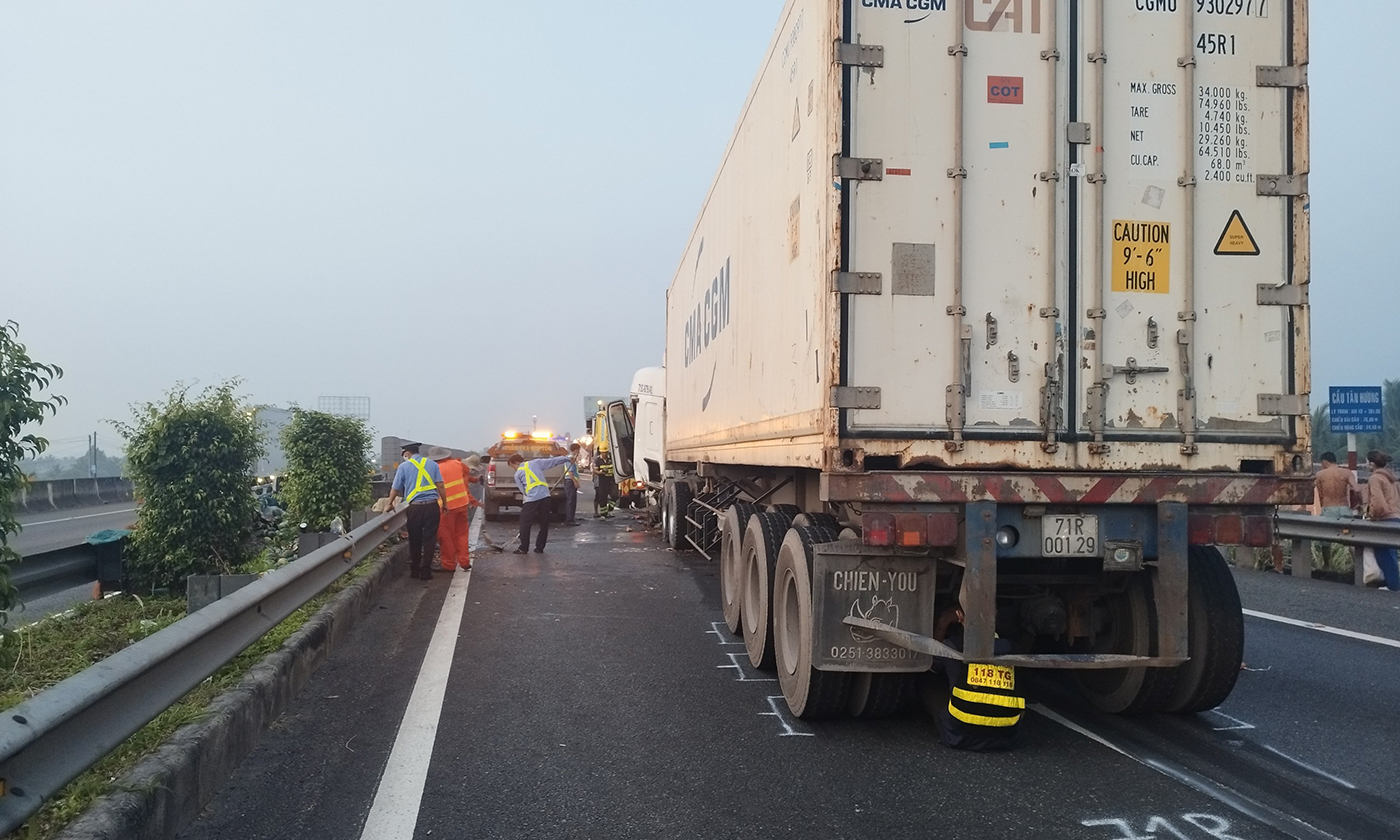 ​ Lực lượng chức năng xử lý hiện trường vụ tai nạn.