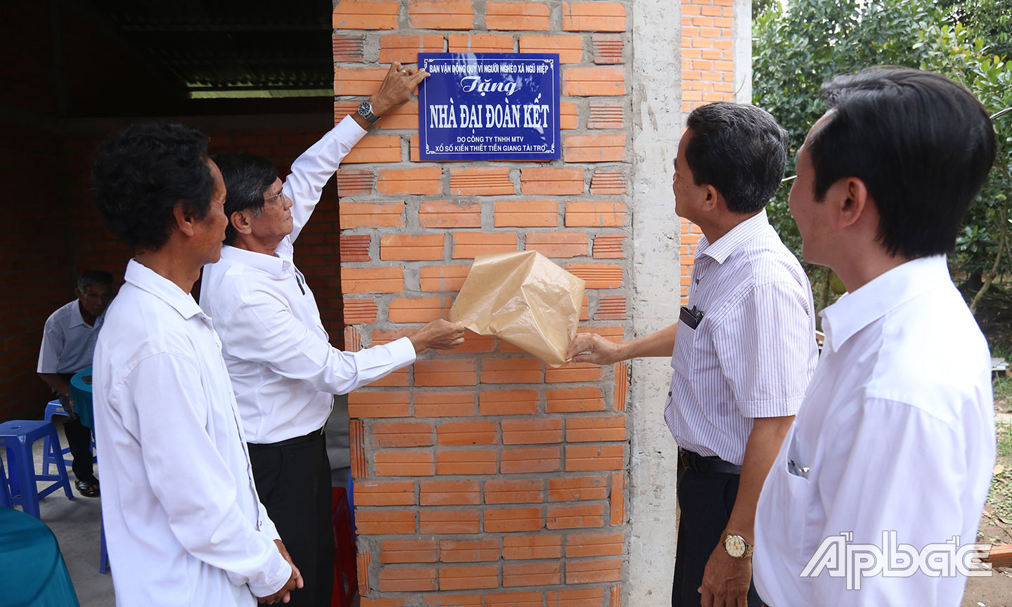 Báo Ấp Bắc cùng nhà tài trợ phối hợp chính quyền địa phương bàn giao “Ngôi nhà nhân ái” cho gia đình  ông Lê Văn Song (xã Ngũ Hiệp, huyện Cai Lậy).