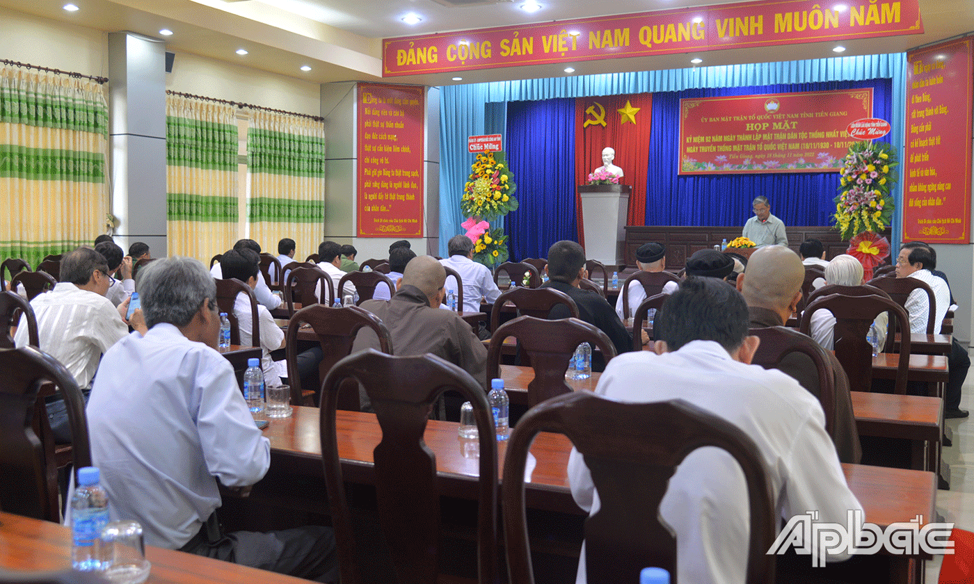 Phó Chủ tịch MTTQ tỉnh Huỳnh Văn Hải phát biểu ôn truyền thống.