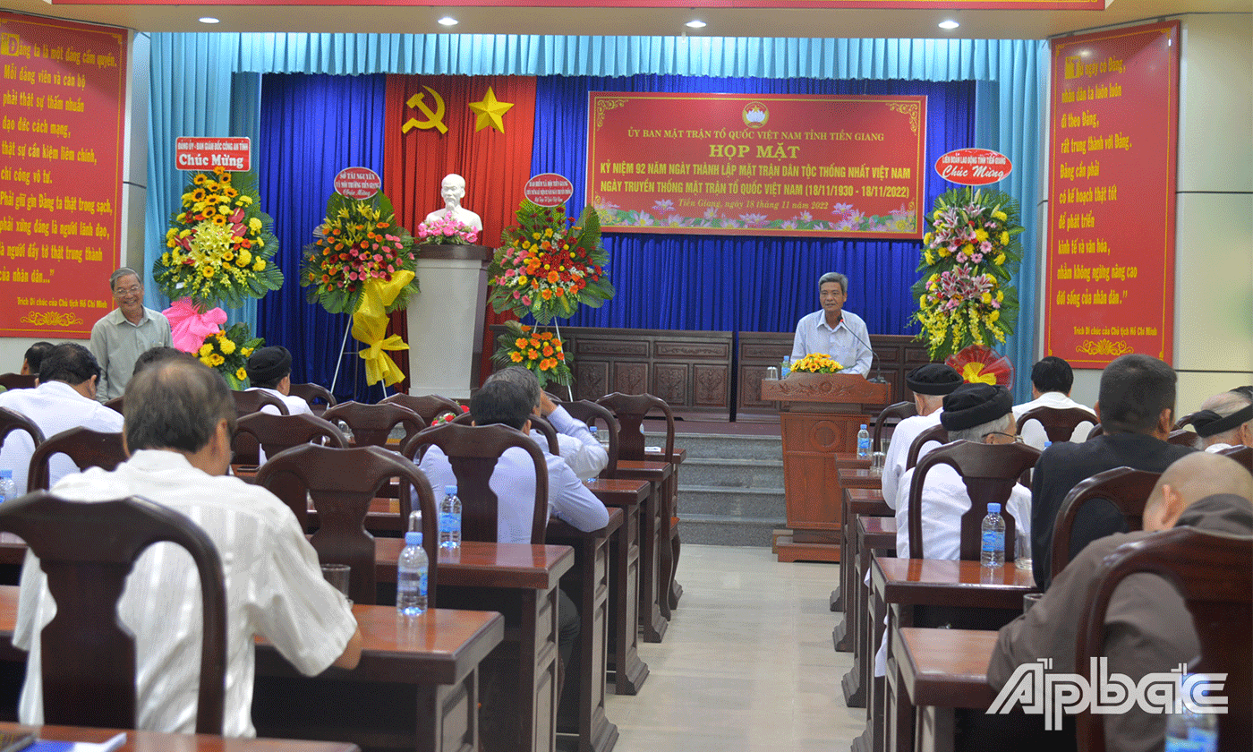 Đại biểu phát biểu ý kiến tại buổi Họp mặt.