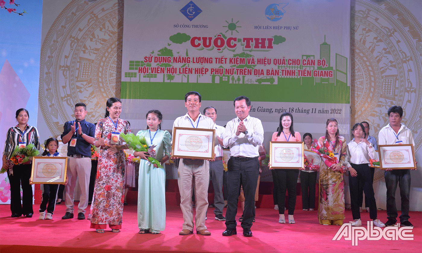 Trao giải Nhất cho gia đình chị Lê Ngọc Quỳnh.