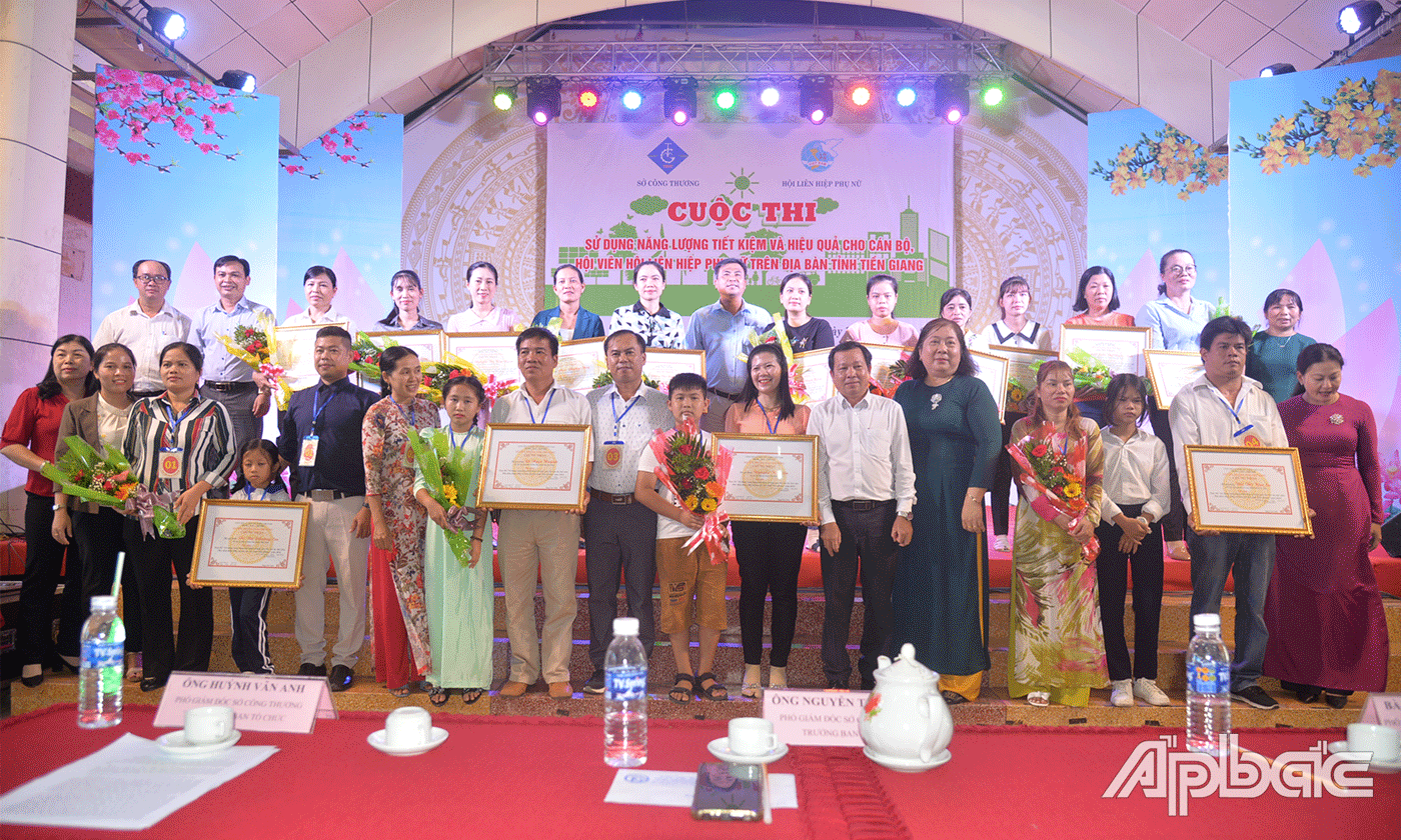 Chụp ảnh lưu niệm.