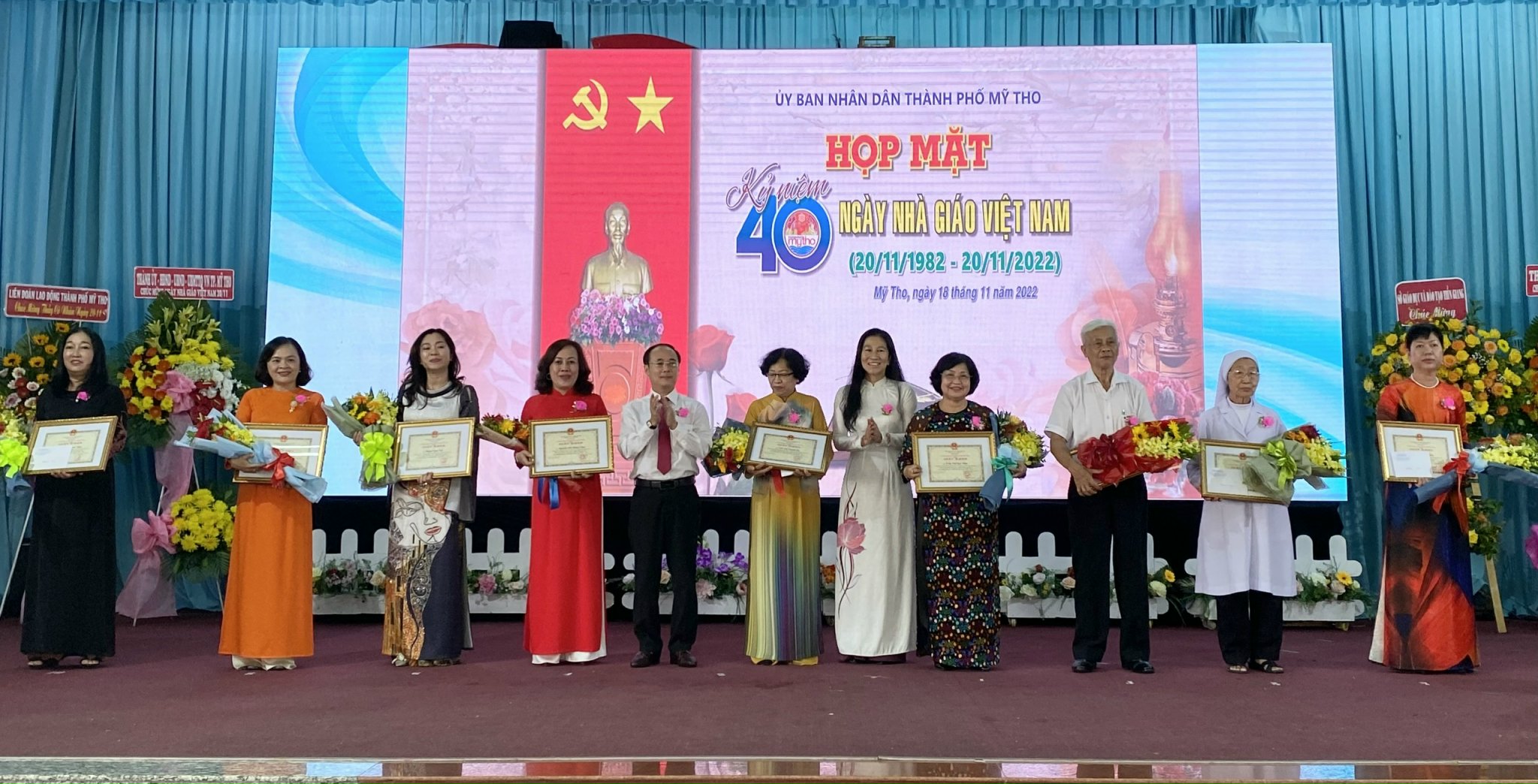 Ông Trần Kim Trát- Uỷ viên Ban Thường vụ Tỉnh uỷ, Bí thư Thành uỷ Mỹ Tho trao giấy khen cho các thầy, cô giáo tiêu biểu.