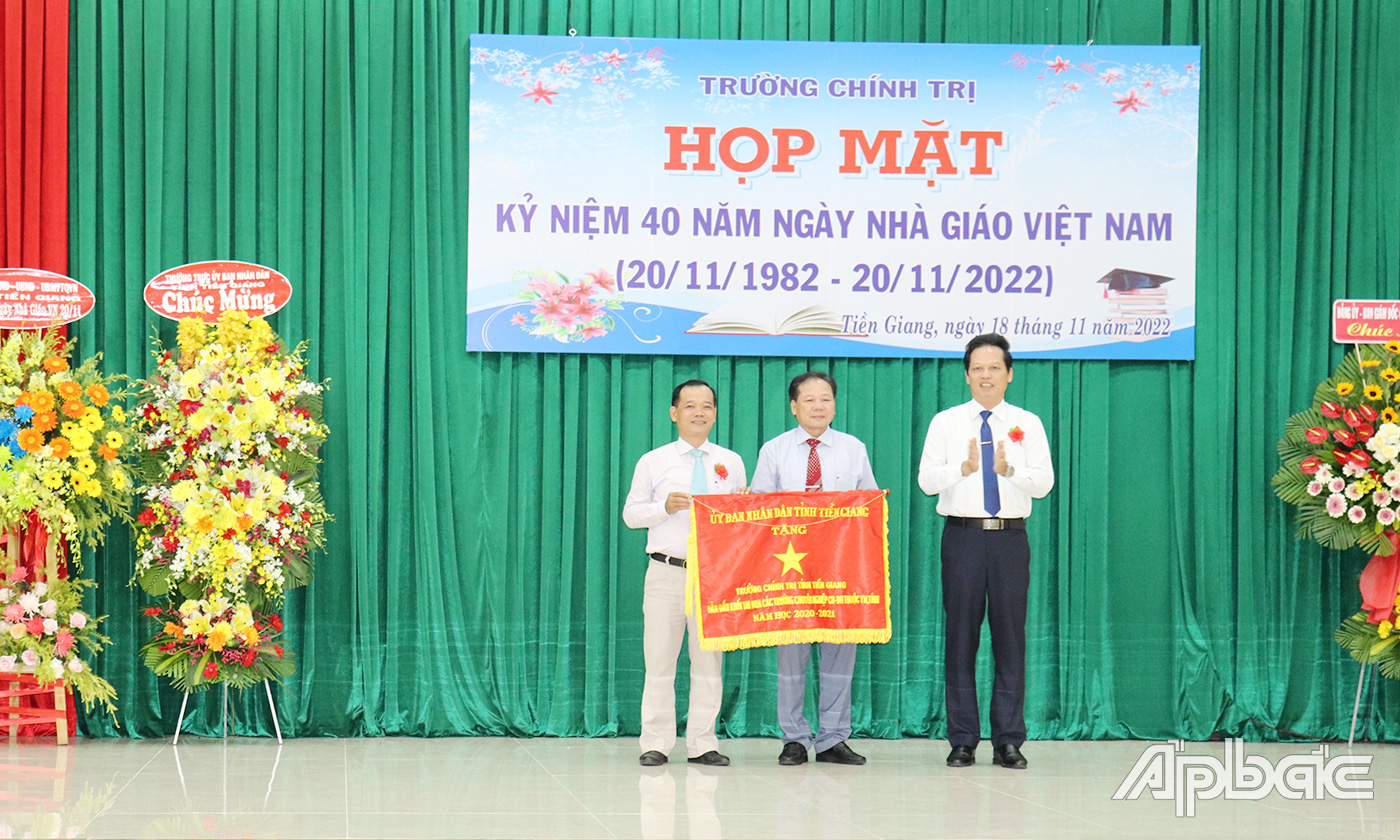 Đồng chí Nguyễn Thành Diệu, Tỉnh ủy viên, Phó Chủ tịch UBND tỉnh Tiền Giang trao tặng Cờ thi đua có thành tích dẫn đầu khối thi đua các trường đại học, cao đẳng năm học 2020 -2021. năm học