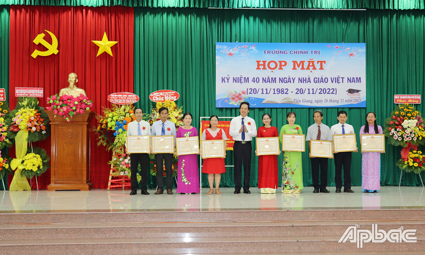 Trao tặng Bằng khen cho tập thể, cá nhân có thành tích xuất sắc trong năm học 2020-2021.