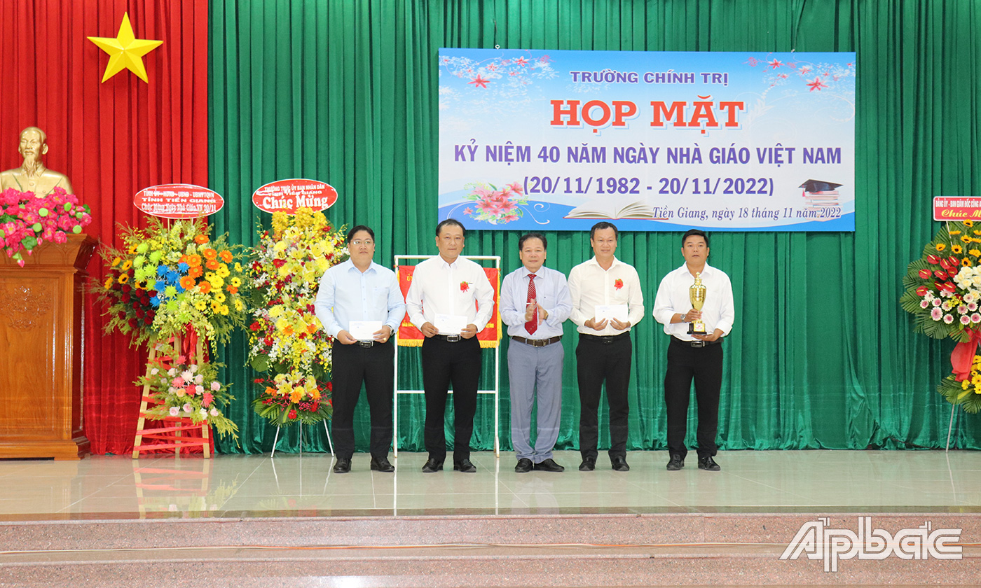 Đồng chí Nguyễn Thức Bảo, Phó Hiệu trưởng phụ trách Trường Chính trị Tiền Giang trao thưởng cho các tập thể có thành tích trong hội thao chào mừng Ngày Nhà giáo Việt Nam.