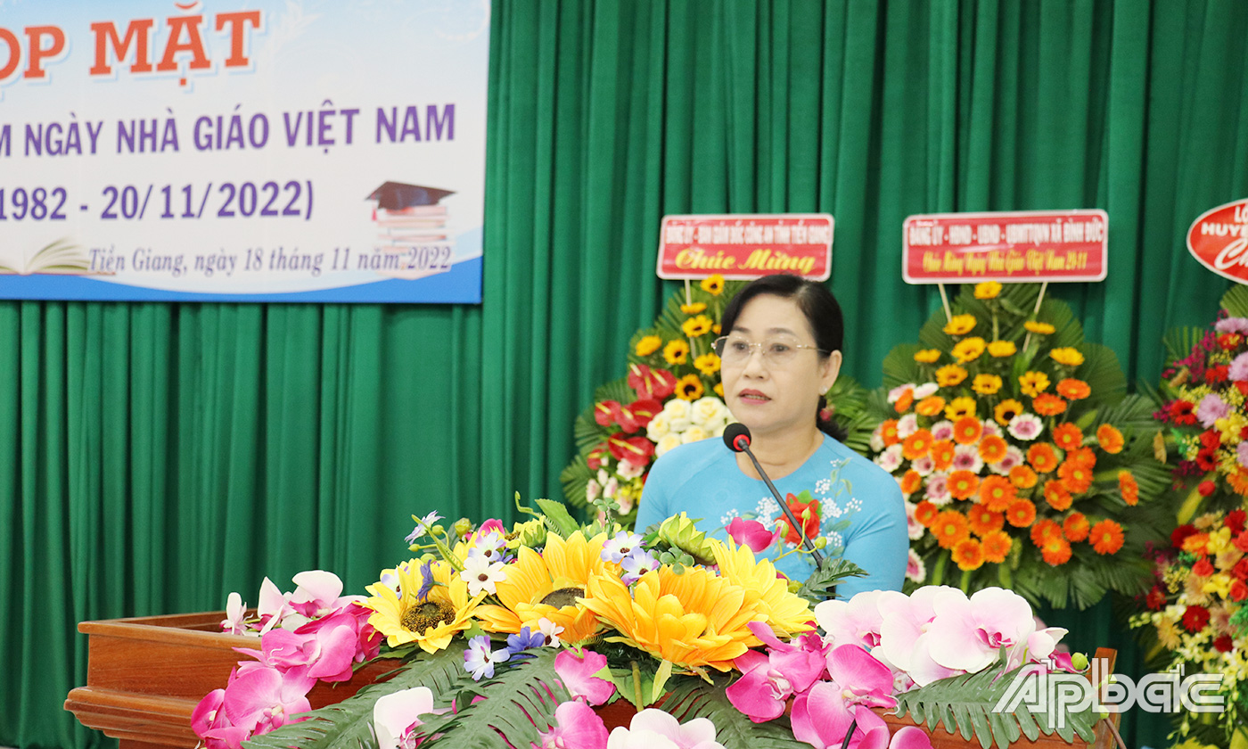 Đồng chí Châu Thị Mỹ Phương phát biểu tại buổi họp mặt.