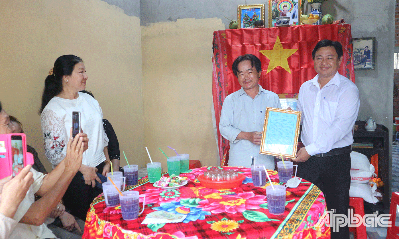 Ủy ban Mặt trận Tổ quốc Việt Nam xã Song Bình, huyện Chợ Gạo trao Quyết định bàn giao nhà cho anh Phong