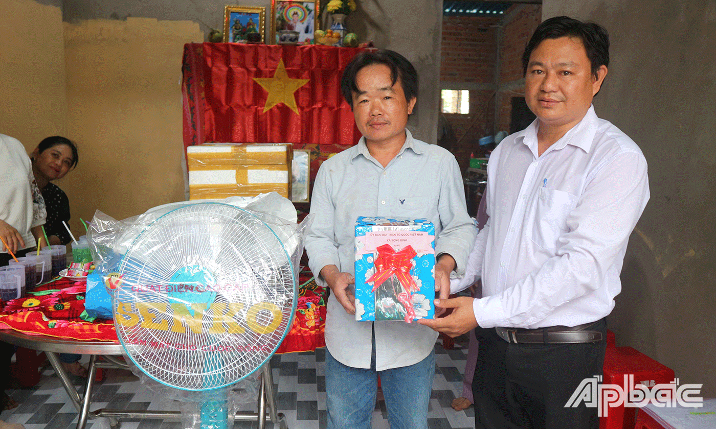 các đơn vị, nhà hảo tâm trao tặng cho gia đình anh Nguyễn Hoàng Vũ Phong nhiều phần quà