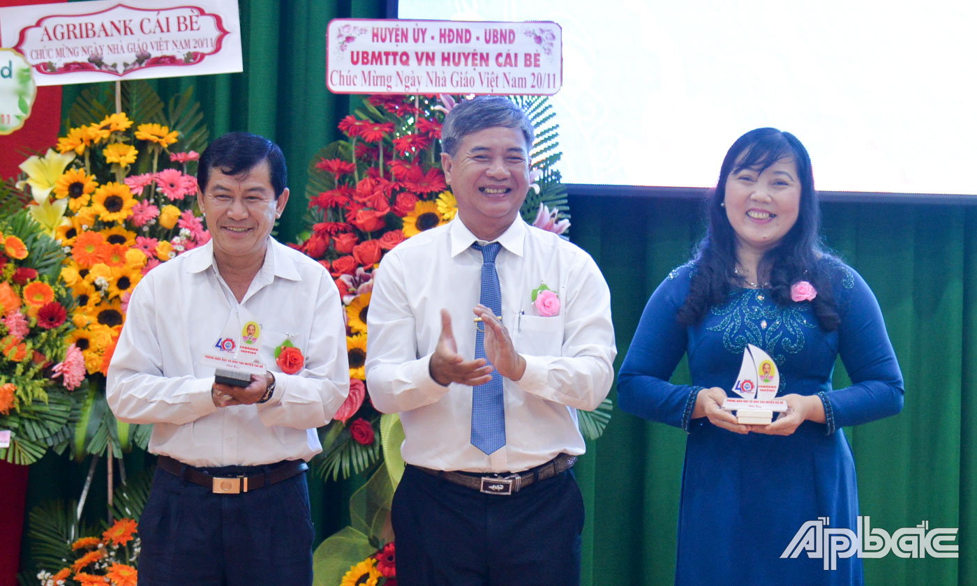 Nguyên lãnh đạo, cán bộ Phòng Giáo dục và Đào tạo đang đương chức cấp huyện nhận biểu trưng và quà lưu niệm thay lời tri ân.