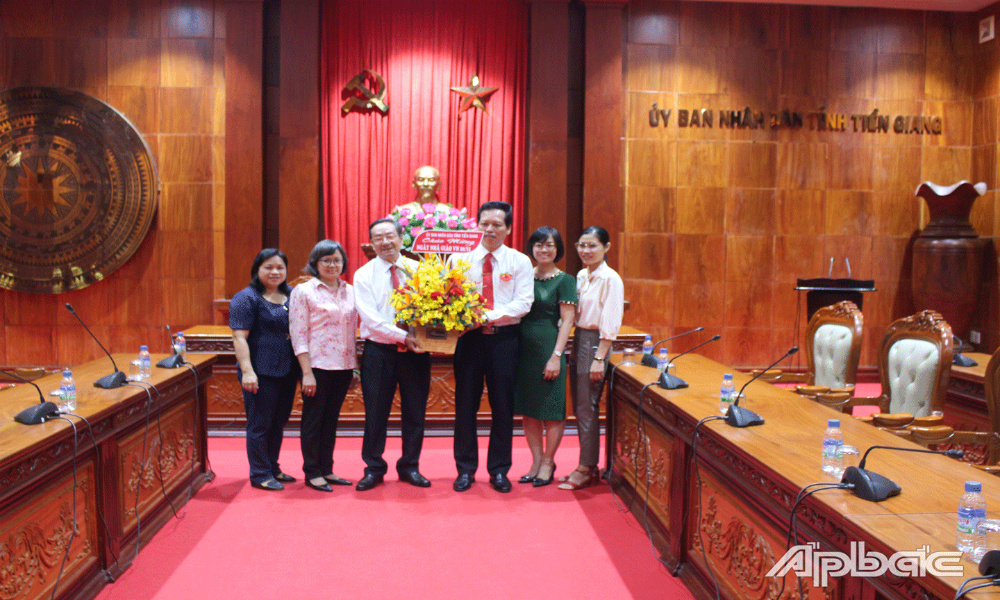 Phó Chủ tịch UBND tỉnh Tiền Giang Nguyễn Thành Diệu tặng hoa chúc mừng Ngày Nhà giáo Việt Nam