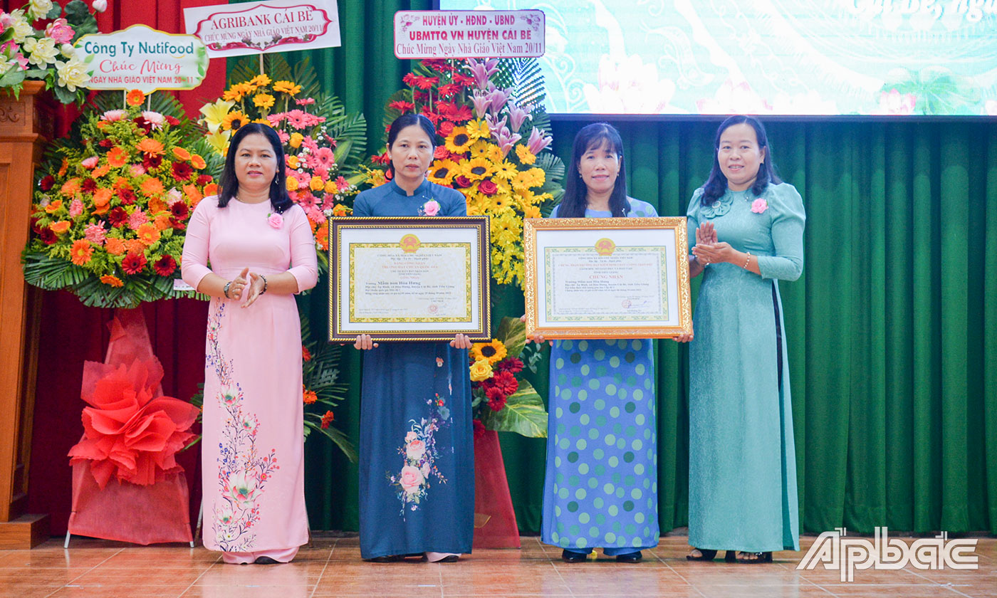 Trao Bằng công nhận Trường đạt Chuẩn Quốc gia của UBND tinh và Chứng nhận Trường đạt Kiểm định chất lượng giáo dục của Sở Giáo dục và Đào tạo cho Trường Mần non Hòa Hưng.