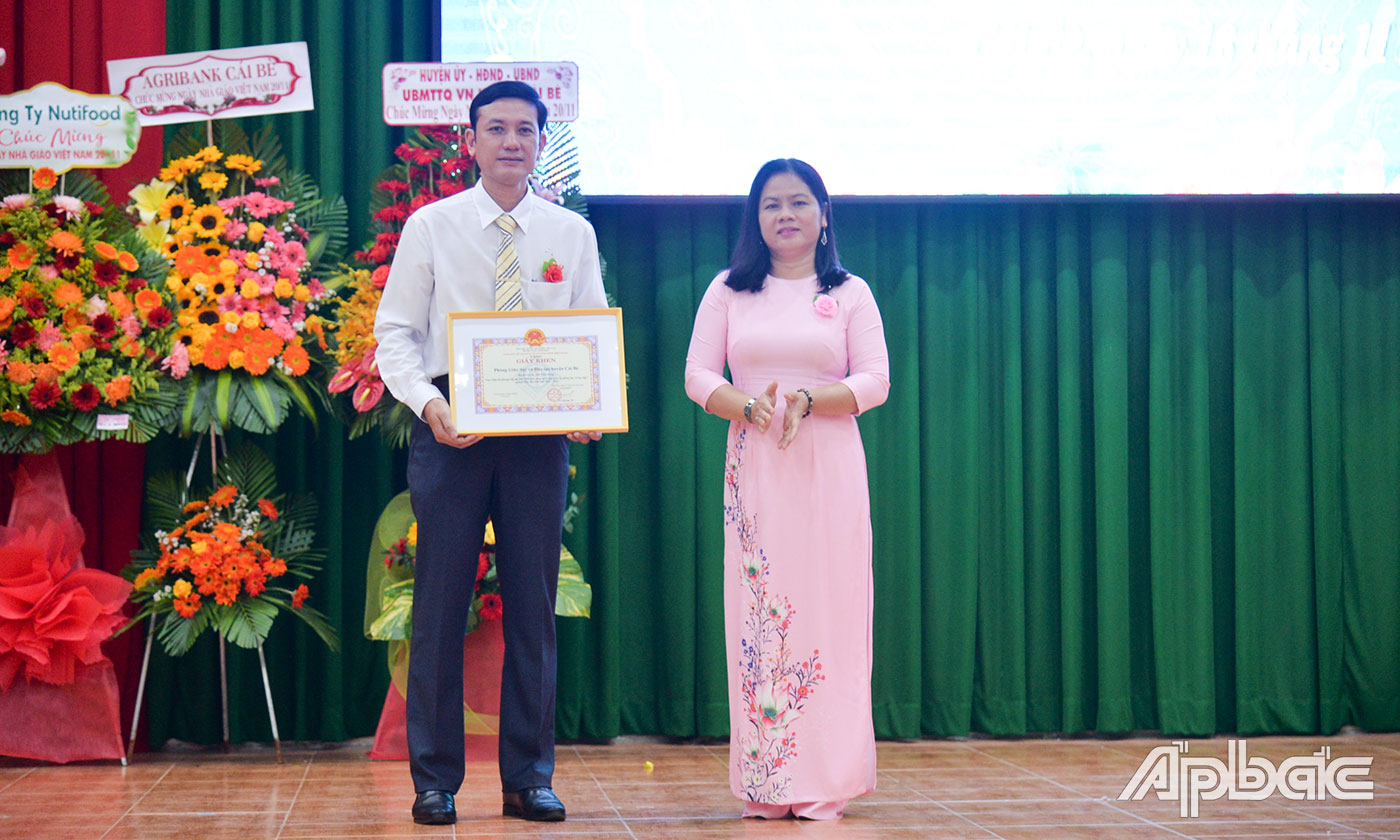 Phó Giám Đốc Sở Giáo dục và Đào tạo tỉnh Tiền Giang Huỳnh Thị Phượng trao Giấy khen của Sở cho Phòng Giáo dục và Đào tạo huyện Cái Bè.
